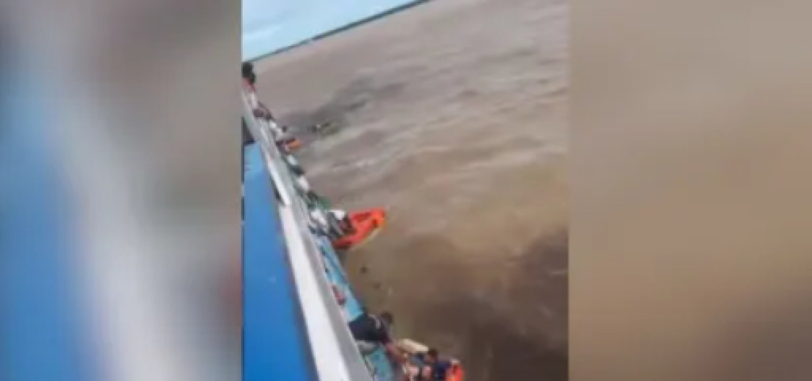 Bombeiros reforçam buscas por vítimas de naufrágio com helicóptero, drones e sonares em Manaus