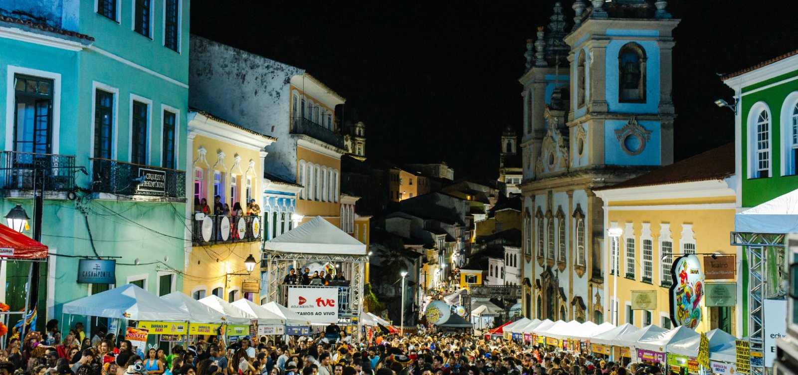 Pelourinho e Contrafluxo encerram Carnaval com blocos afro e noite de rock