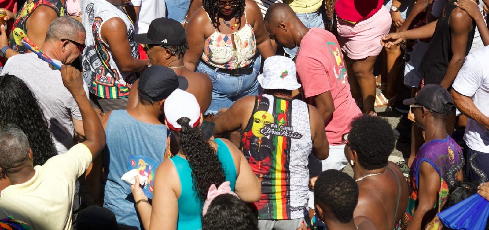 Celular pega fogo dentro de doleira de folião no Circuito Osmar