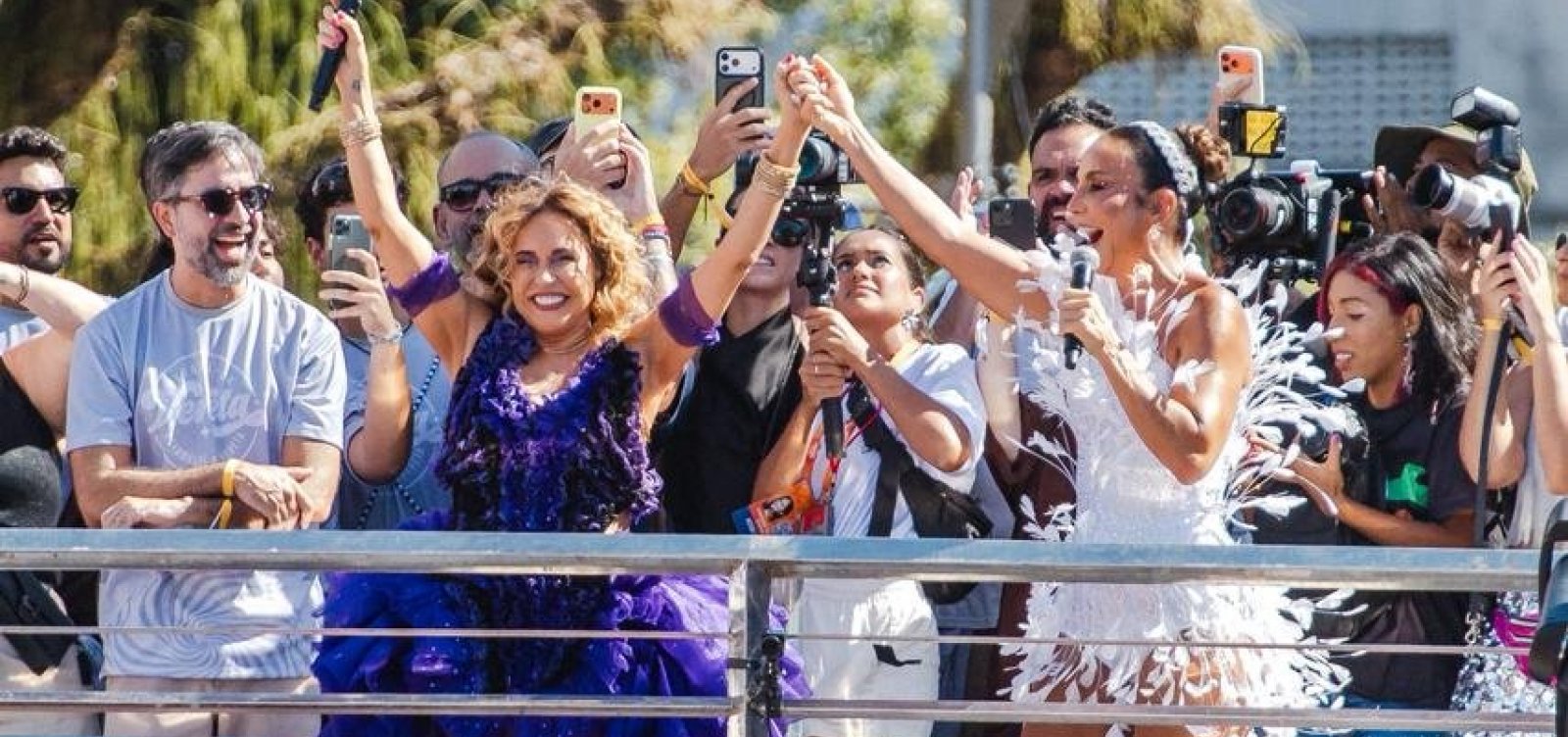 “Respeita a rainha”, diz Ivete ao convidar Daniela Mercury para pipoca