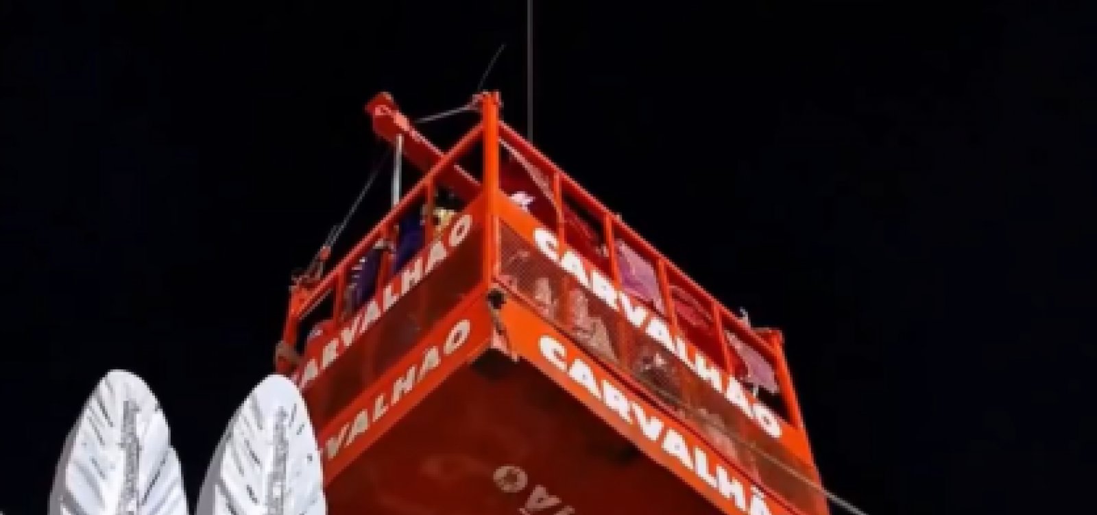 Dez integrantes do Salgueiro passam mal e são resgatados de carro alegórico