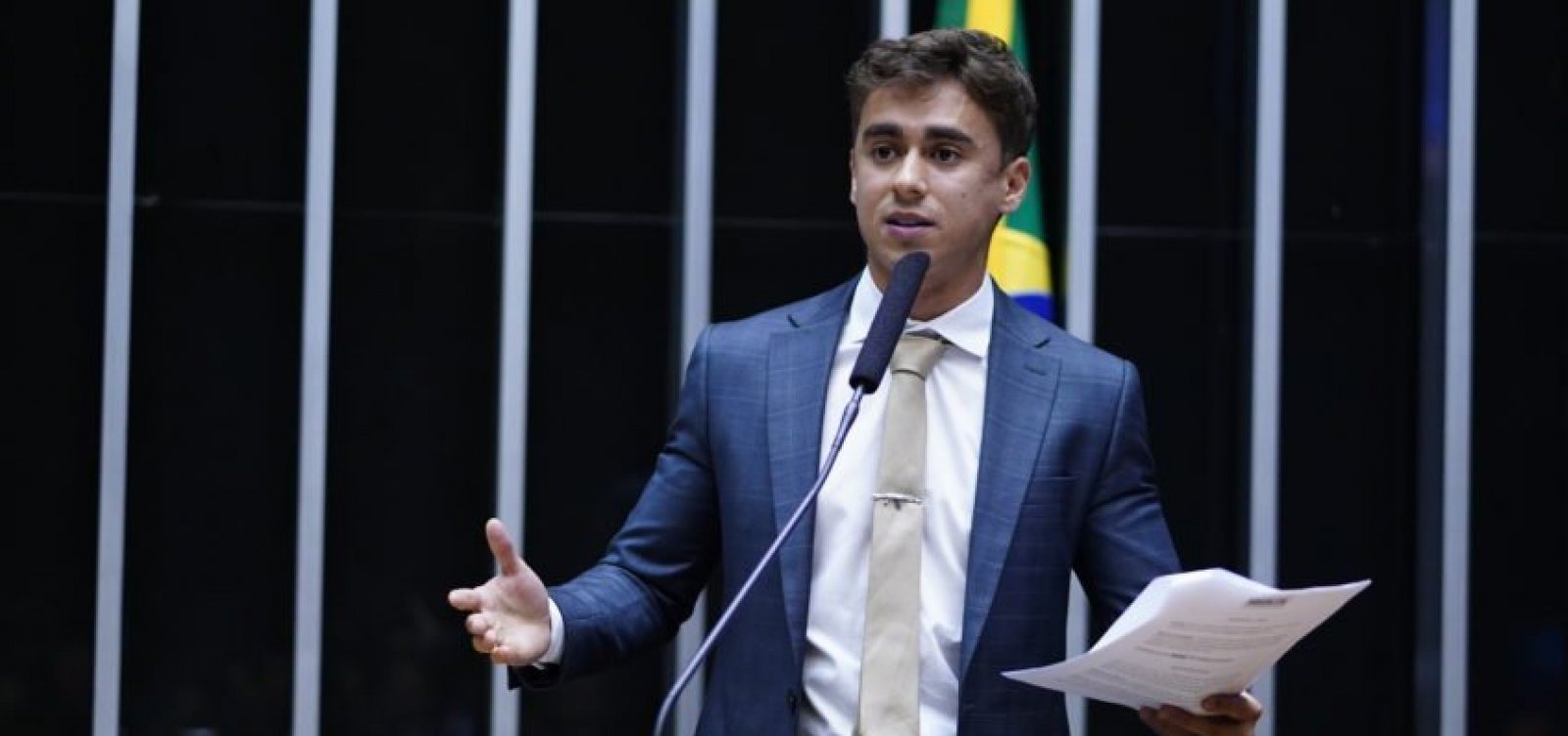 Nikolas Ferreira rebate críticas de Eduardo Bolsonaro sobre apoio a Flávio