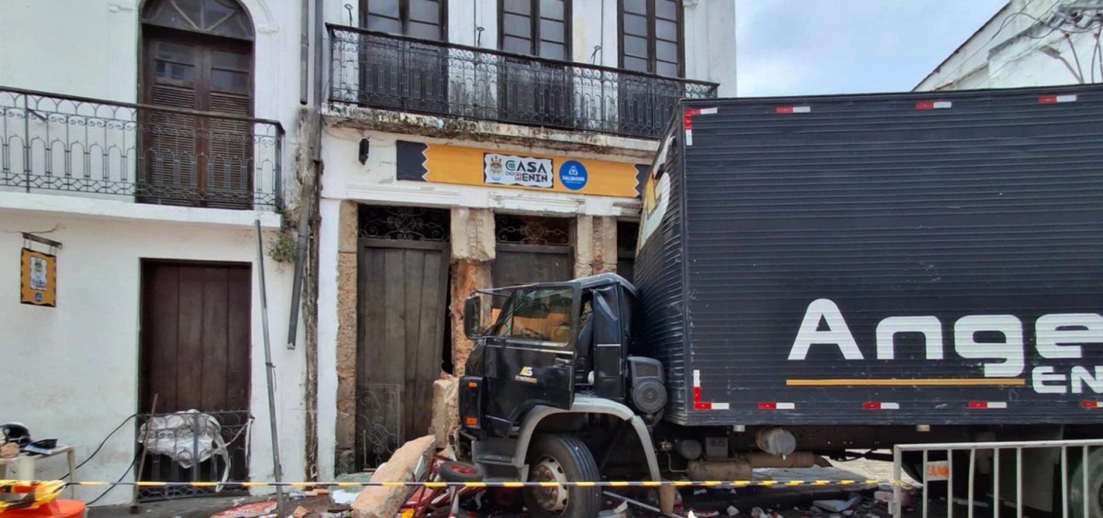 Caminhão desgovernado atinge barracas e prédio histórico no Pelourinho