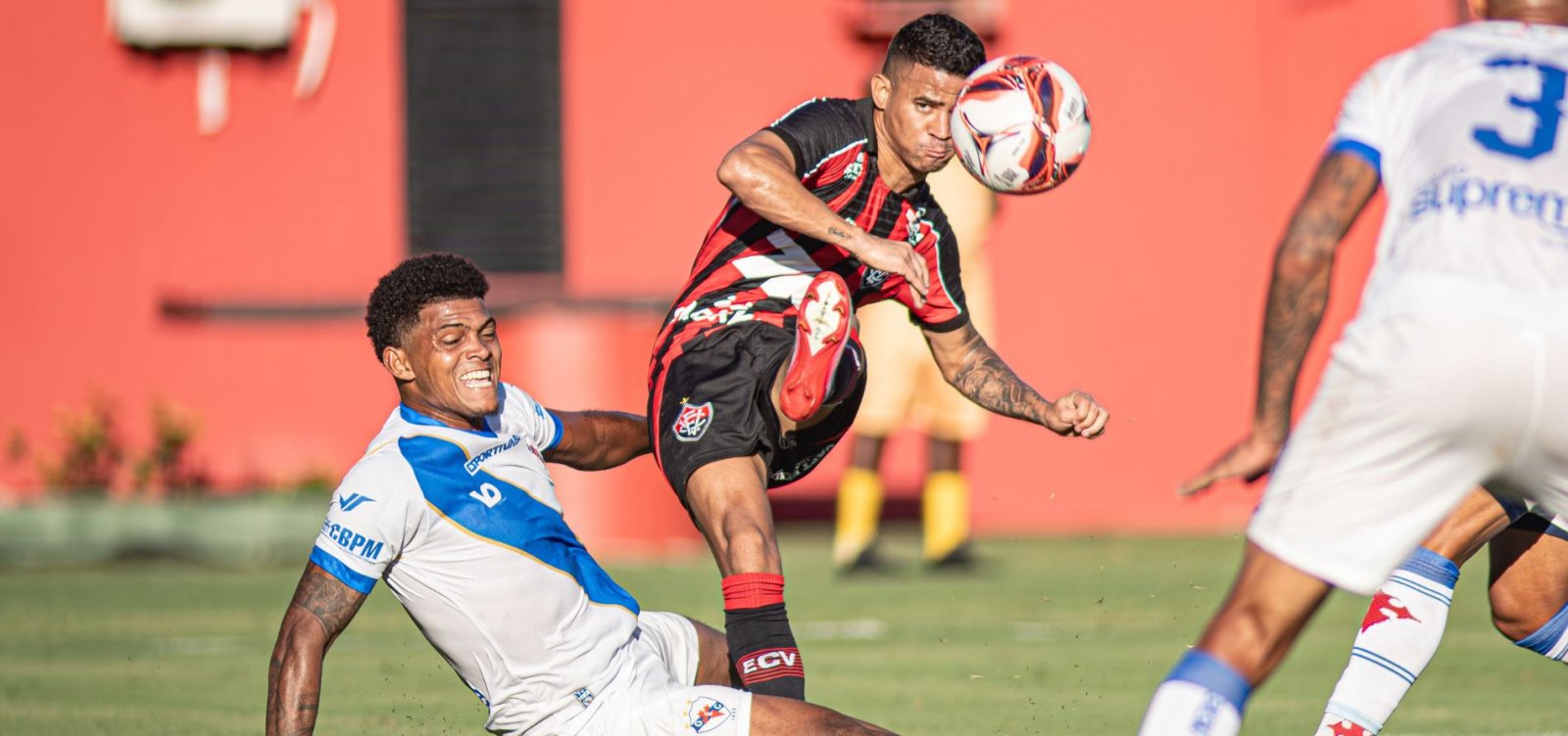 Marinho perde pênalti, mas Vitória vence o Galícia e joga a semifinal em casa