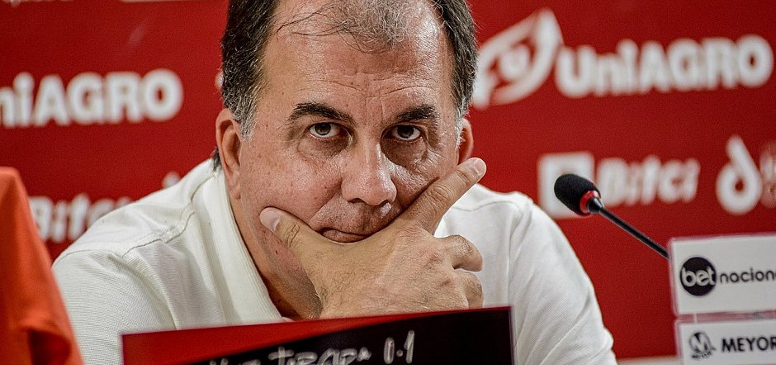 Presidente do Vitória desmente fala sobre Lucas Braga