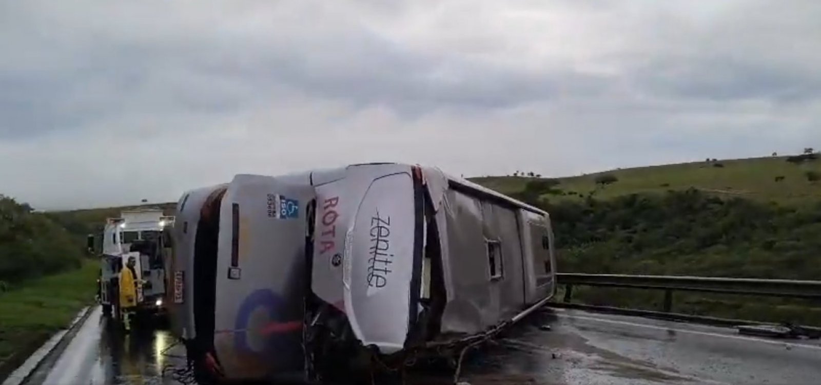 Ônibus tomba na BR-116 e deixa ao menos 14 feridos no interior da Bahia