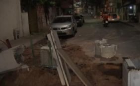 Cratera é aberta e ônibus não entram em rua no bairro da Federação