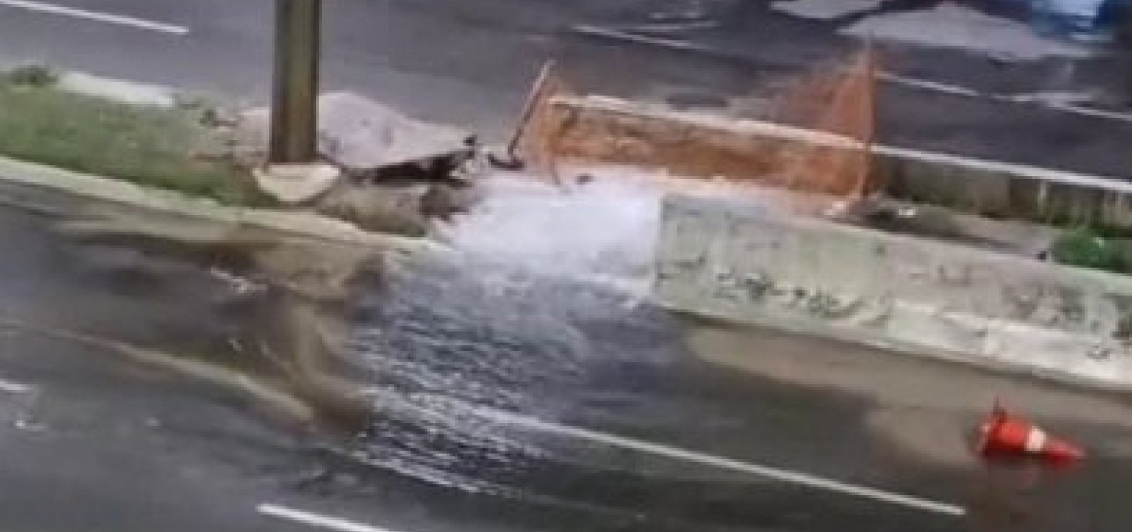 Tubulação rompe e provoca alagamento parcial da Avenida Paralela