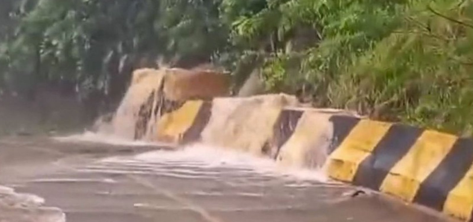 Chuvas deixam 384 desabrigados no litoral de São Paulo