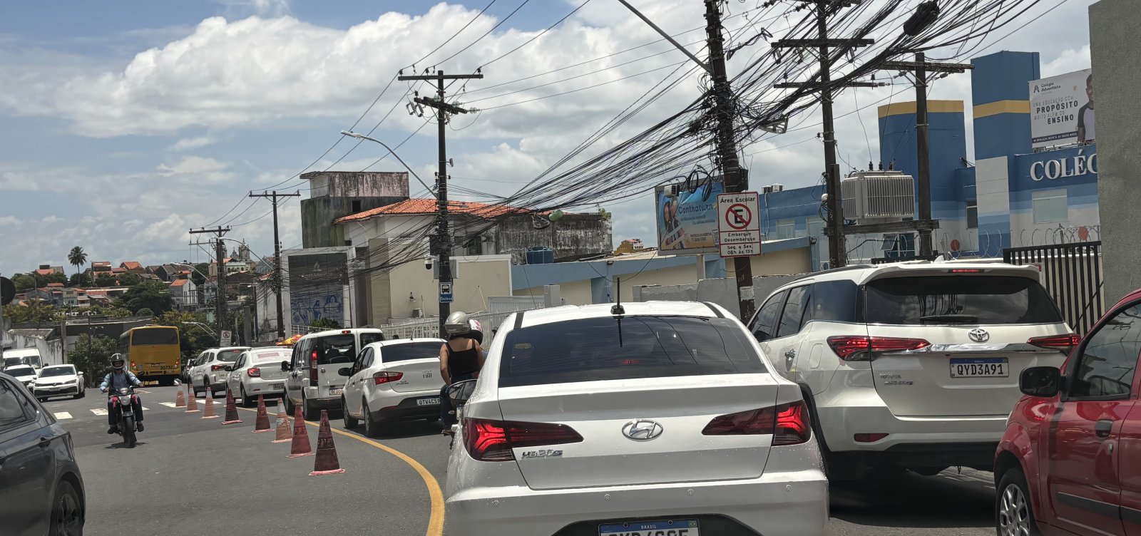 Colégio privados de Salvador transformam trânsito em caos