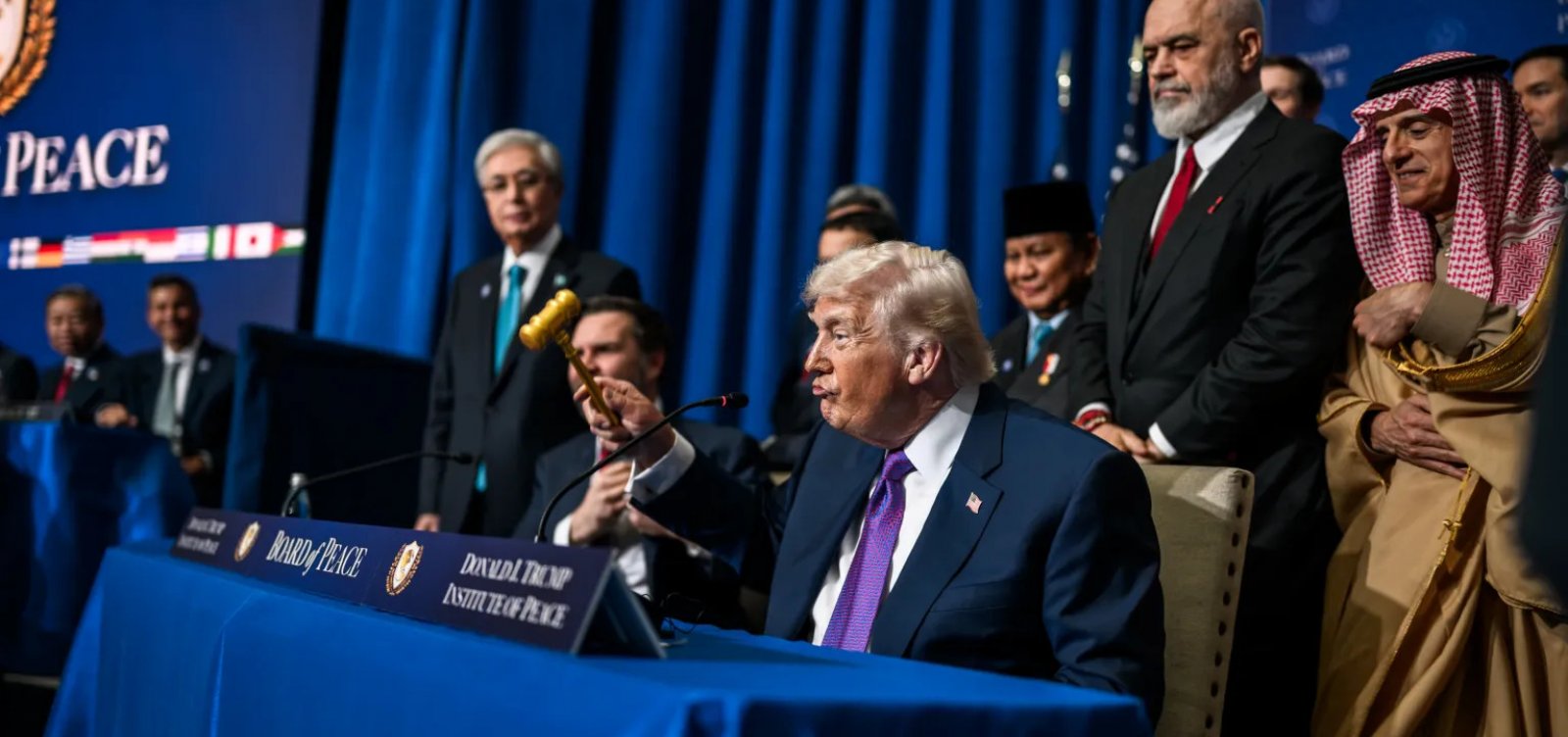 Esculacho total: Trumpinho paz e guerra, rinha de Bolsonaros e surubão no Cristo