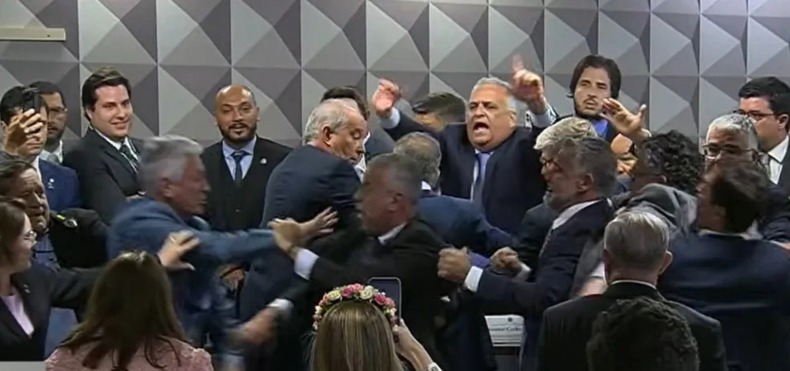 CPI do INSS aprova quebra de sigilo de filho de Lula e sessão termina em tumulto