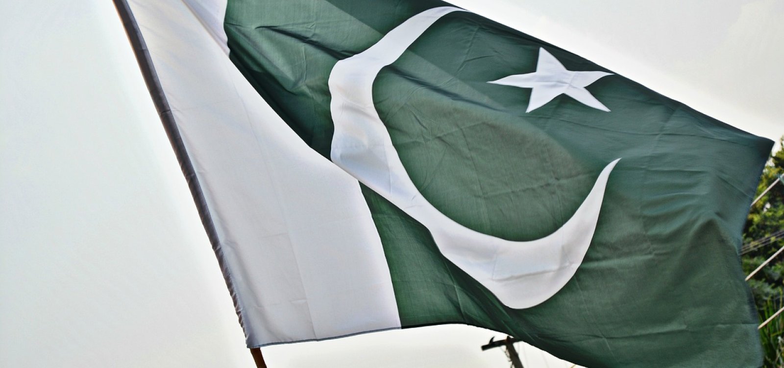 Ministro do Paquistão fala em “guerra aberta” após troca de ataques com Afeganistão