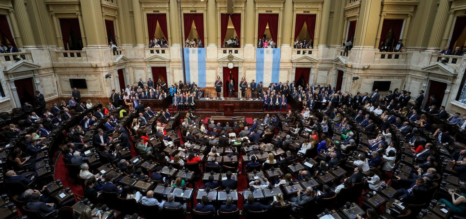 Argentina discute maioridade penal e reforma trabalhista; país tem nova paralisação