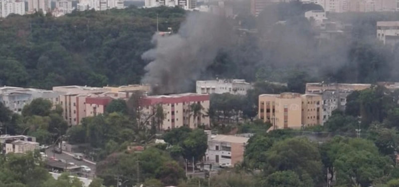 Incêndio atinge condomínio no Stiep após explosão por vazamento de gás