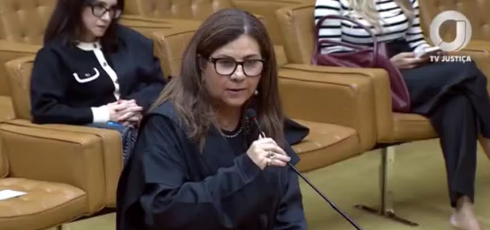 Juíza que criticou suspensão de penduricalhos no STF recebeu mais de R$ 709 mil líquidos em 2025