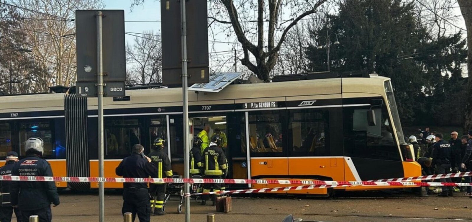Bonde descarrila, atinge prédio e deixa um morto e 20 feridos em Milão