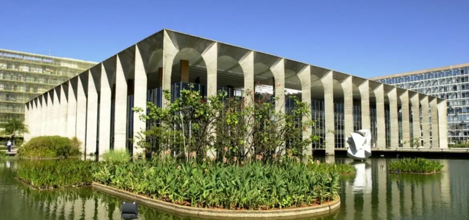 Governo brasileiro monitora guerra no Irã e mantém contato com embaixadas em dez países