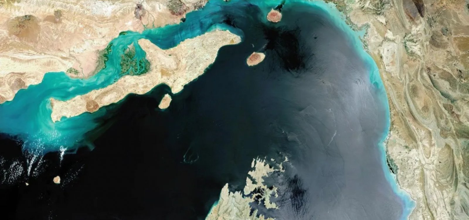 Irã fecha Estreito de Ormuz e ameaça incendiar navios após morte de Khamenei