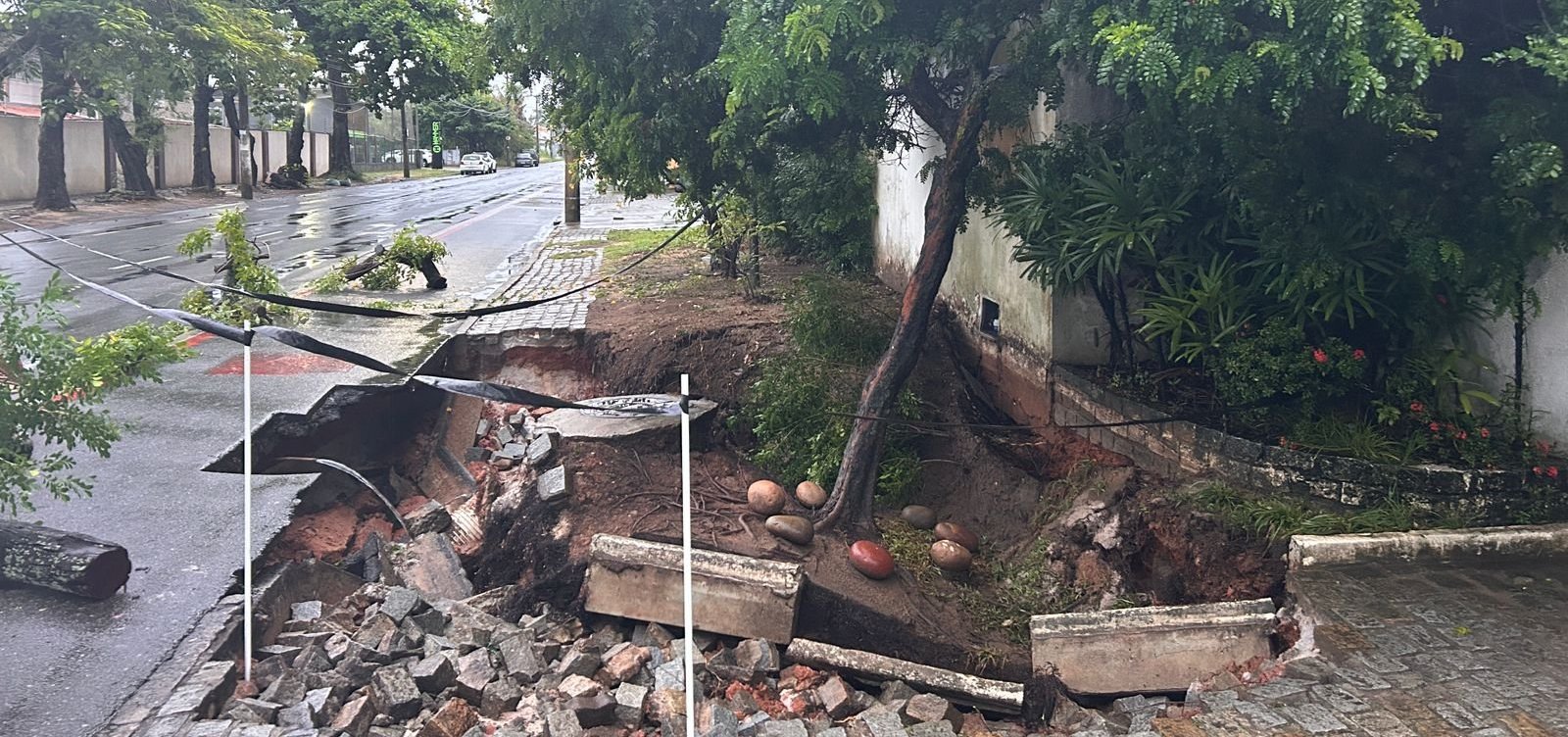 Após fortes chuvas, parte de passeio cede em Stella Maris