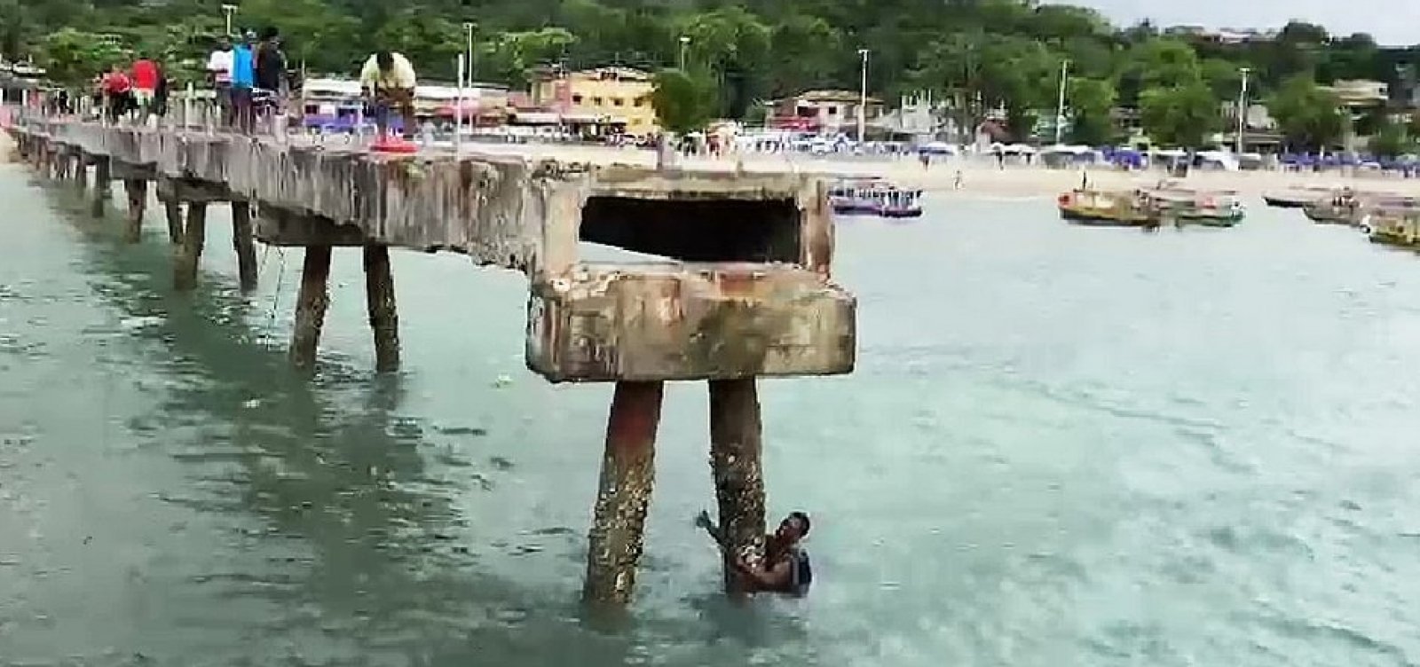 Praia de São Tomé de Paripe tem trecho interditado após identificação de superpoluente na areia