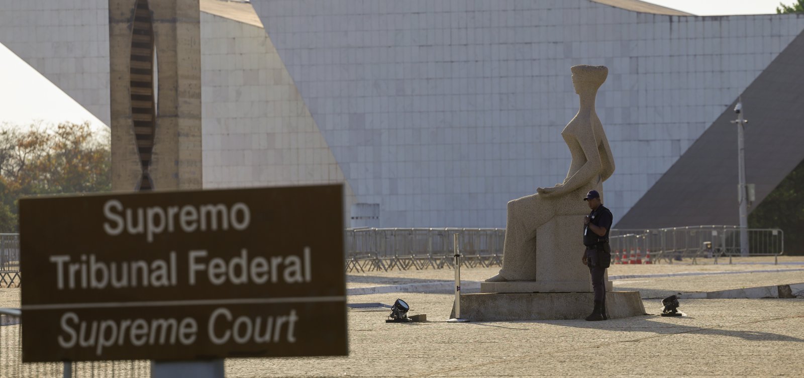 Moraes e Dino votam para manter Bolsonaro preso na Papudinha