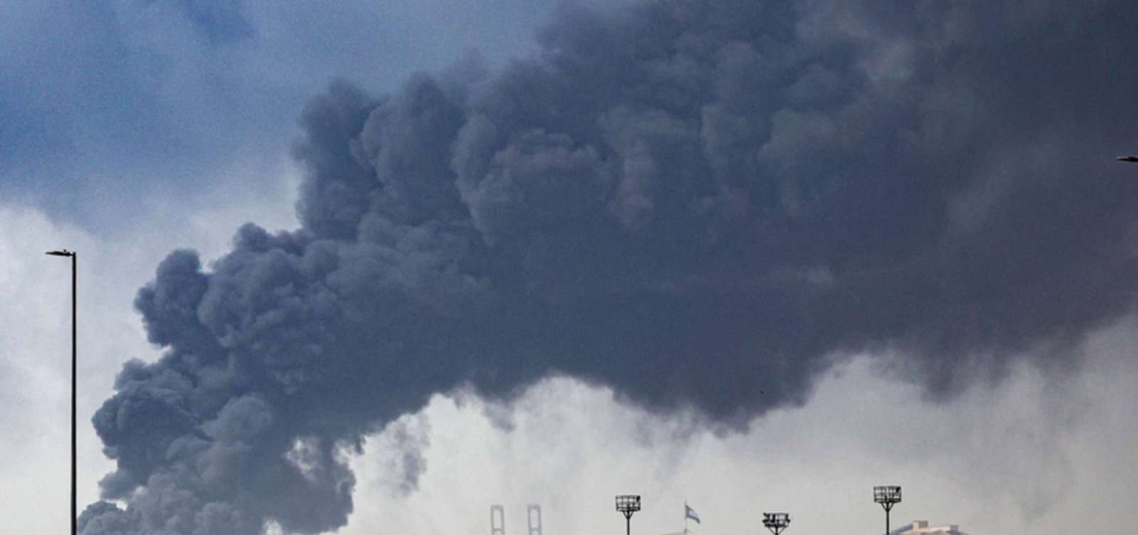 Defesa aérea dos Emirados intercepta mísseis e drones após ameaças vindas do Irã