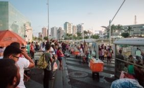 Ponto de ônibus em frente ao Shopping da Bahia é dominado pela bagunça 