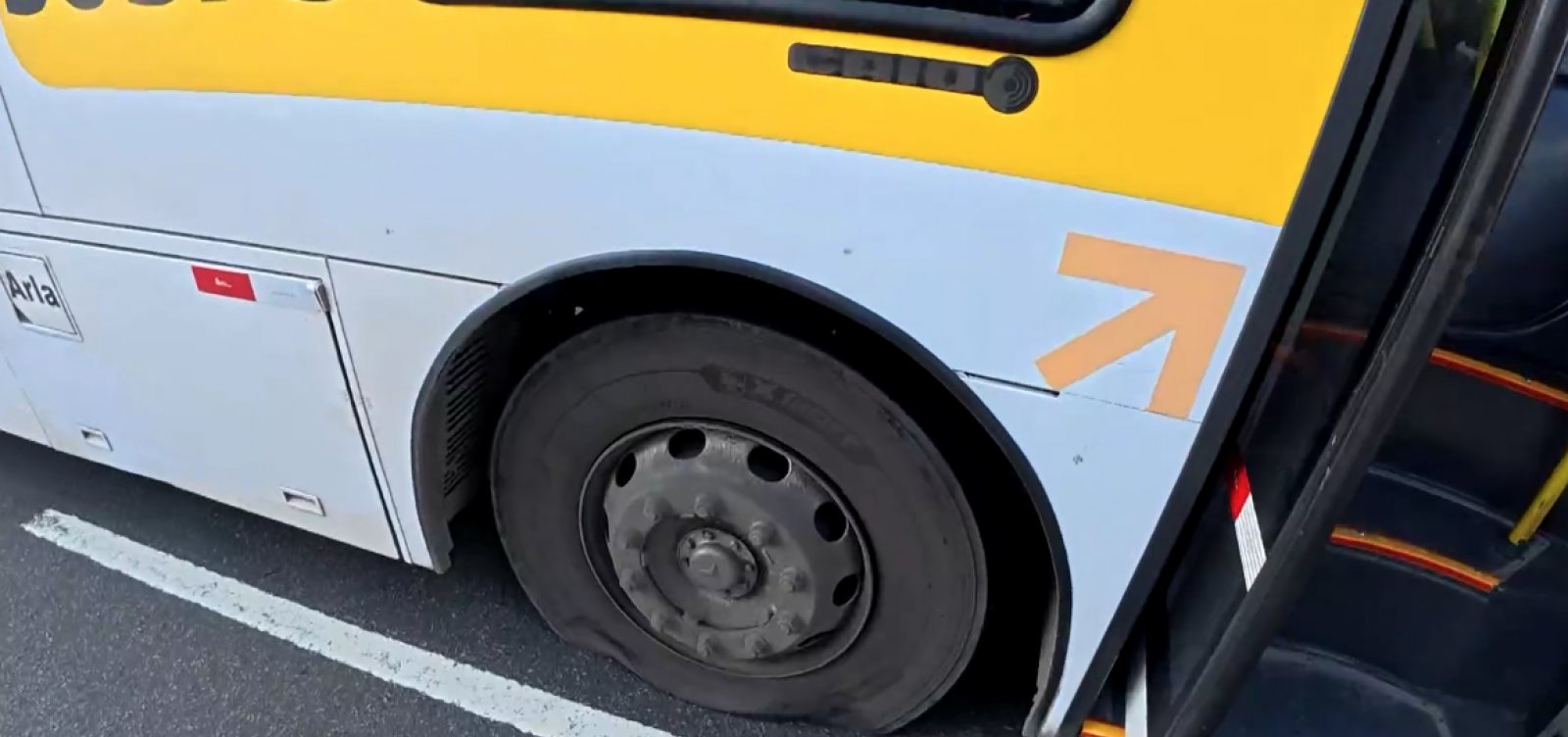 Ex-funcionário dirige ônibus sem autorização e mobiliza polícia na Avenida Paralela