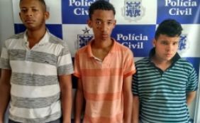 Trio é flagrado com revólver e carro roubado na Pituba