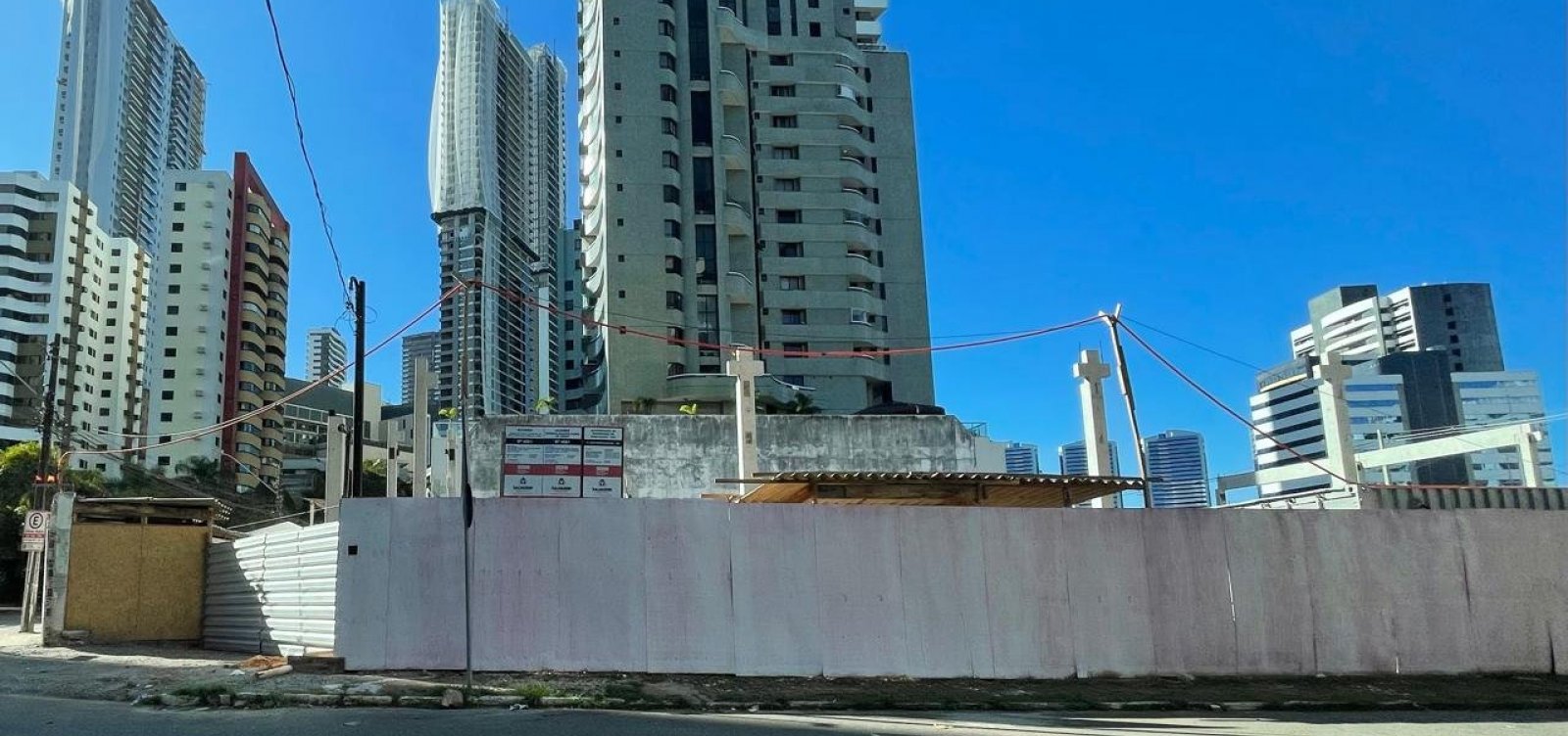 Sem alvará de construção, obras do novo Hiperideal no Aquarius são iniciadas de forma ilegal