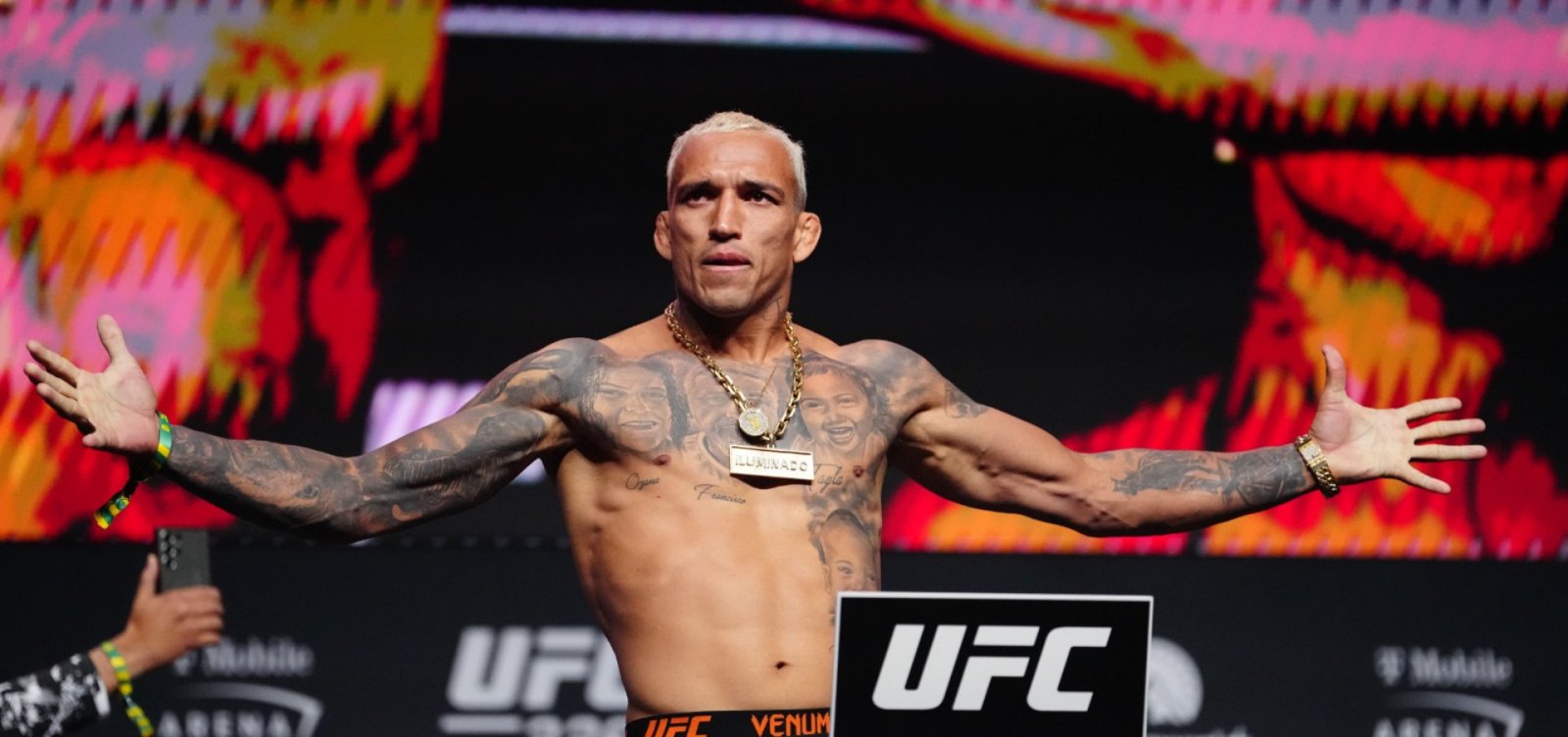 Bonança depois da tempestade: Charles do Bronx está de volta aos holofotes