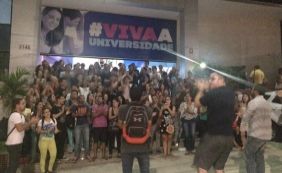 Estudantes da Unifacs protestam contra aumento de mensalidade