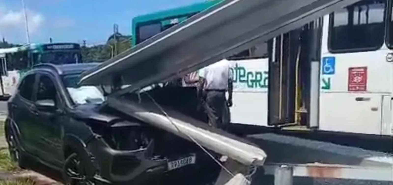 Carro colide com ponto de ônibus na Avenida Paralela, em Salvador