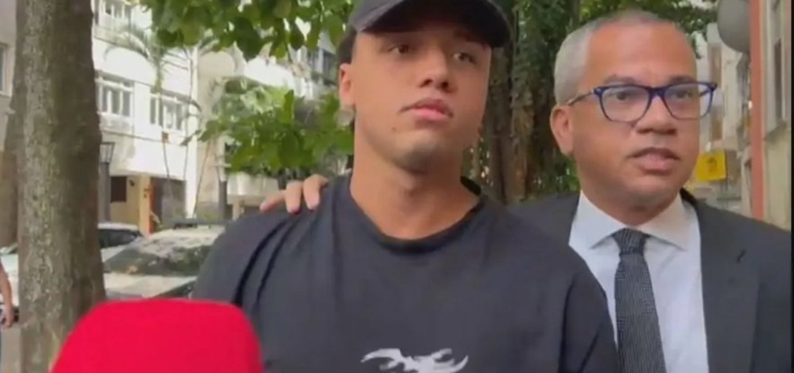 Camisa usada por jovem acusado de estupro é retirada das lojas da Renner