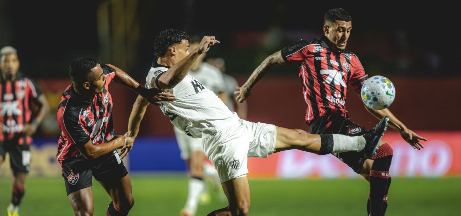 Vitória vence o Atlético-MG e salta na tabela do Campeonato Brasileiro