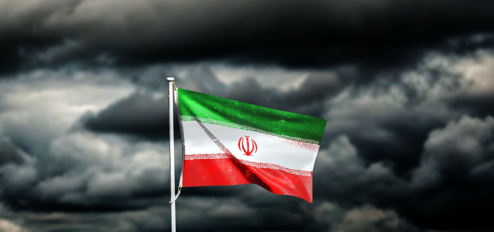 Militares Iranianos pedem evacuação de portos dos Emirados Árabes e prometem retaliação após ataques