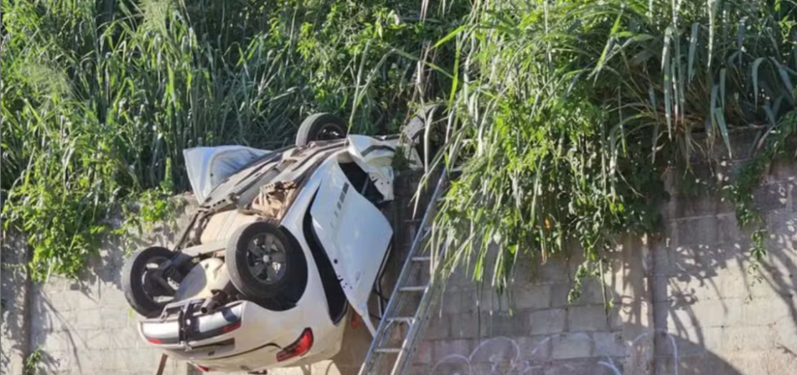 Carro cai de estacionamento de prédio em Salvador e deixa adolescente preso às ferragens