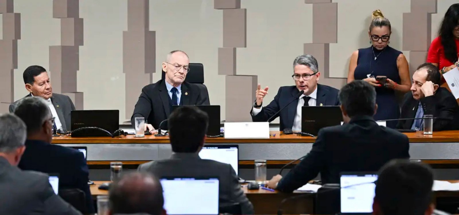 CPI aprova investigação sobre beneficiários ligados ao Banco Master