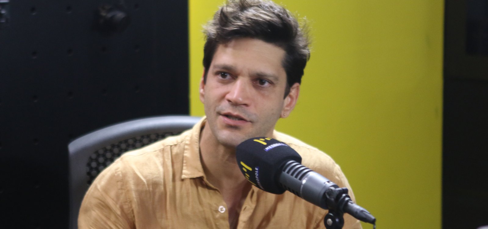 Armando Babaioff relembra trajetória e defende valorização do teatro: "Eu só sou um ator"