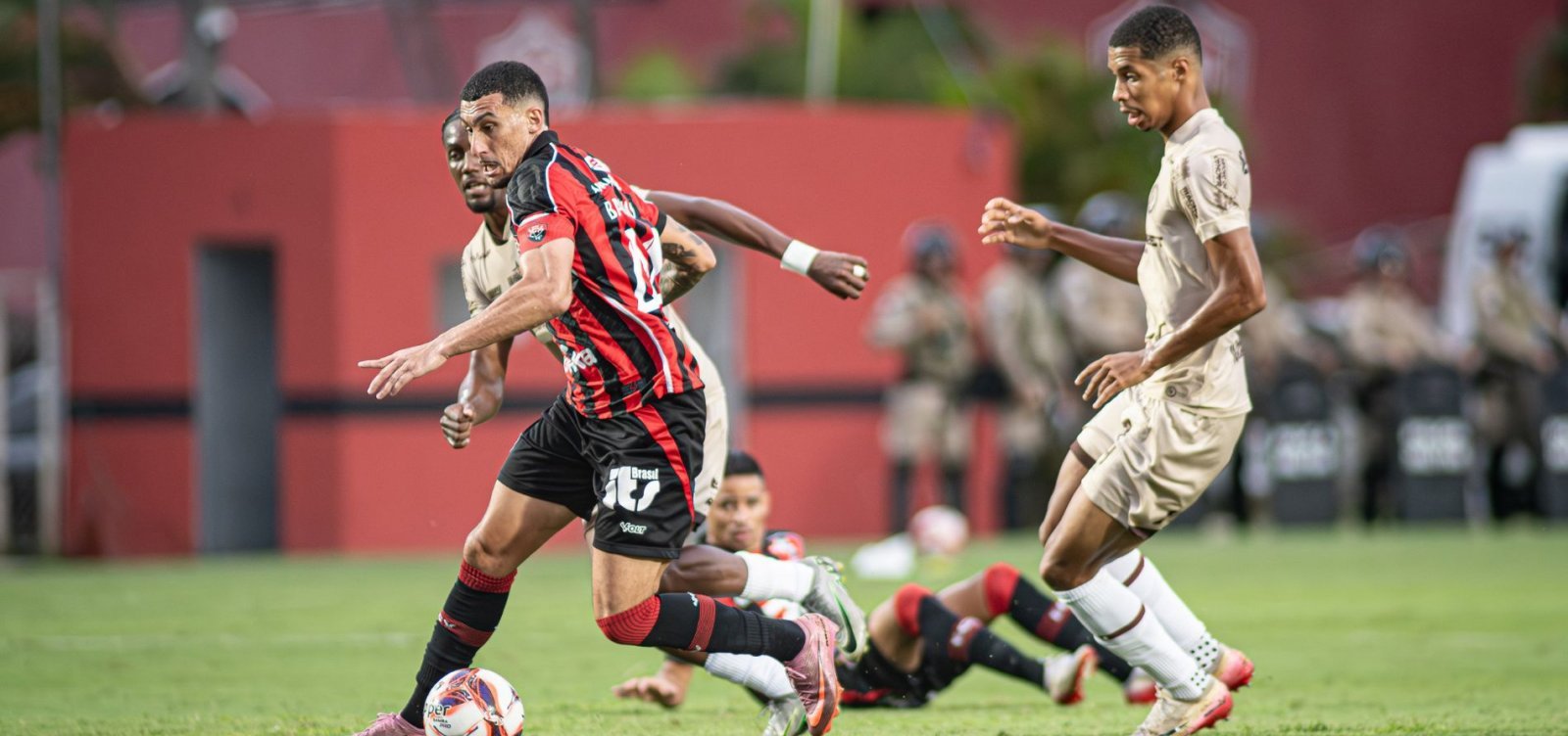 Os Campeões da Bola transmitem Vitória x Mirassol na Rádio Metropole neste domingo