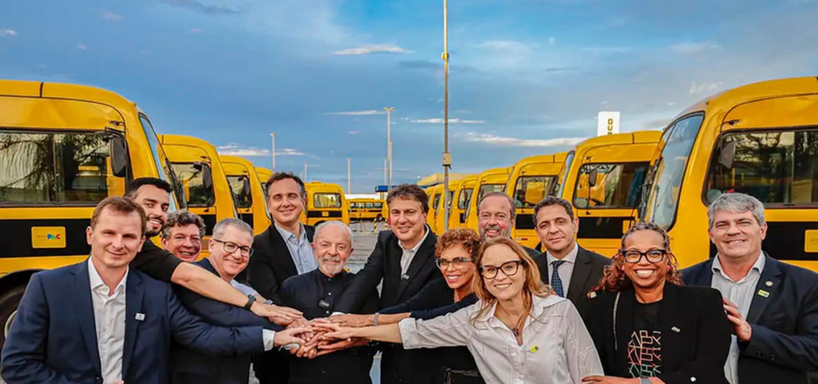 Lula defende educação e entrega ônibus escolares pelo país