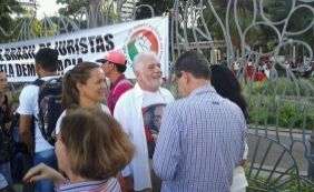 Wagner e Lídice participam de manifestação contra governo Temer no Campo Grande