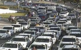 Concentrados em frente ao Shopping da Bahia, taxistas protestam contra violência