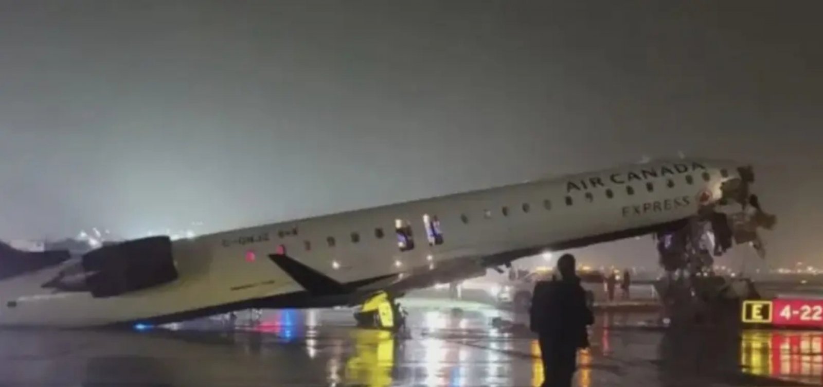Pilotos morrem após avião colidir com veículo em aeroporto de Nova York