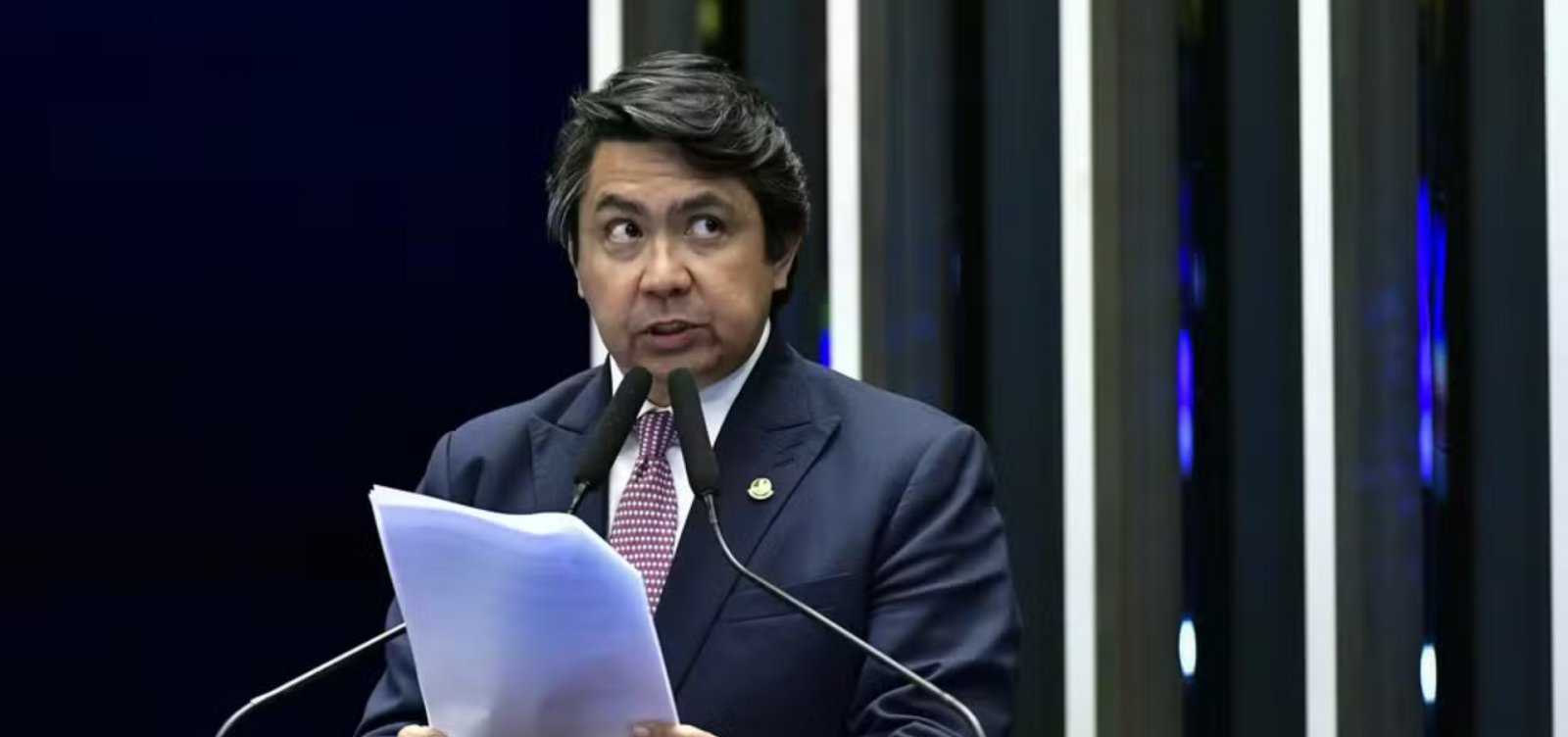 Senador se envolve em confusão com PM e tenta fugir de abordagem em SP