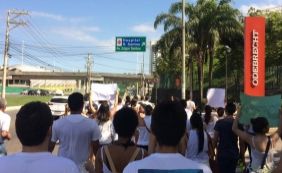 Alunos da Unifacs realizam protesto na Paralela contra aumento de mensalidade