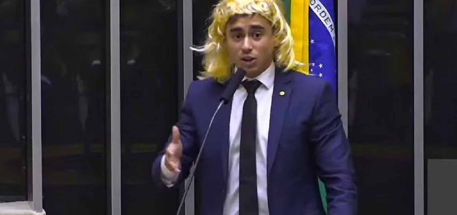 Justiça anula condenação de Nikolas por discurso transfóbico com peruca