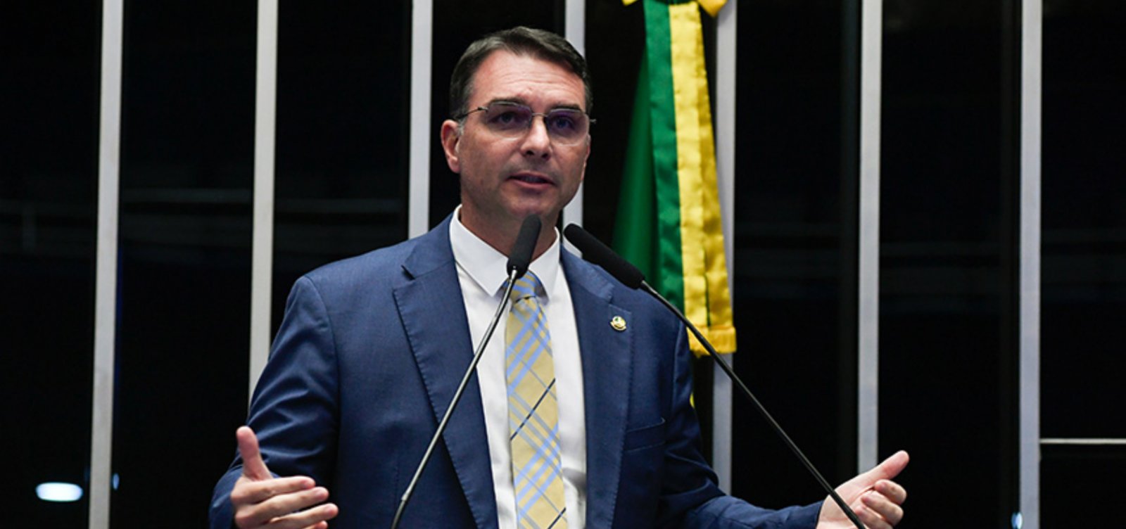 Flávio Bolsonaro pede “pressão diplomática” sobre eleições brasileiras em evento nos EUA