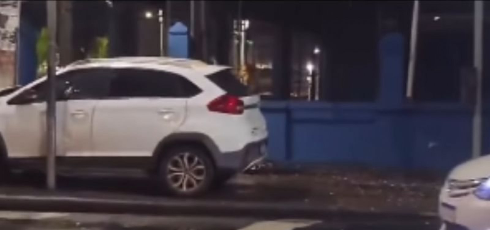 Motorista atinge ponto de ônibus e deixa quatro feridos na Barra